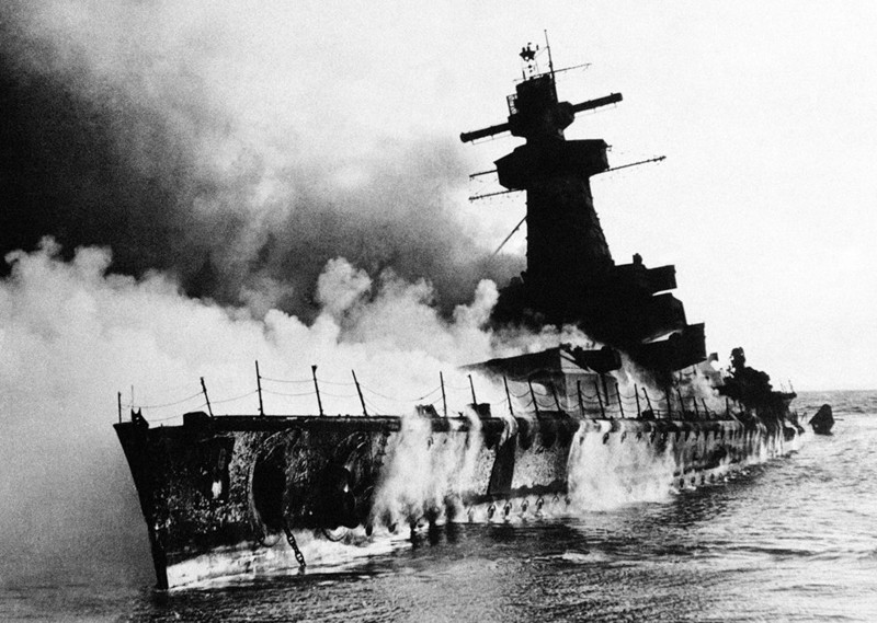 55. Немецкий линкор "Адмирал Граф Шпее" в огне возле Монтевидео, Уругвай 19 декабря 1939 года.