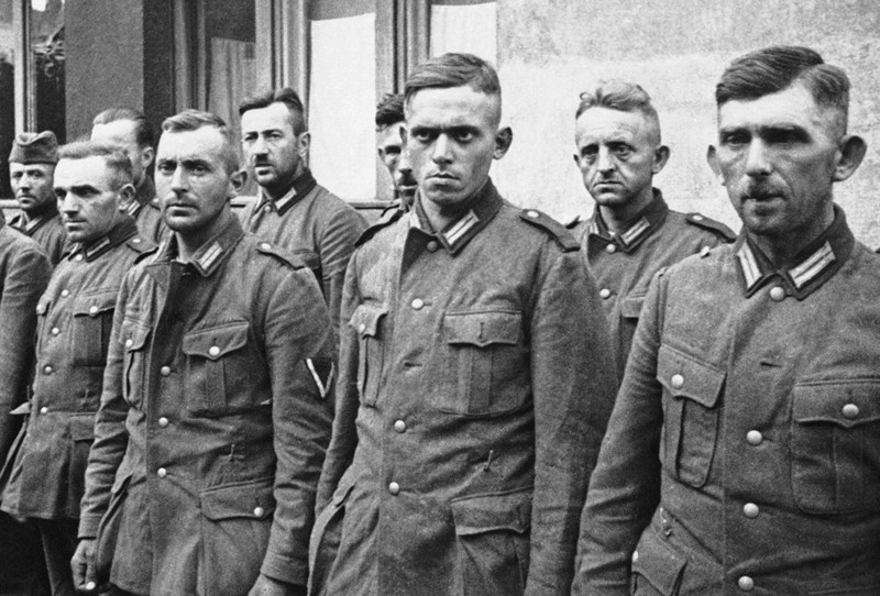 60. Немецкие солдаты, взятые в плен польскими войсками во время вторжения нацистов, в Варшаве, 2 октября 1939 года.
