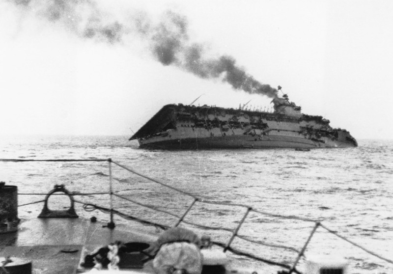 74. 17 сентября 1939 года авианосец британских ВМС "Courageous" был поражен торпедой с немецкой подводной лодки U-29 и затонул в течение 20 минут