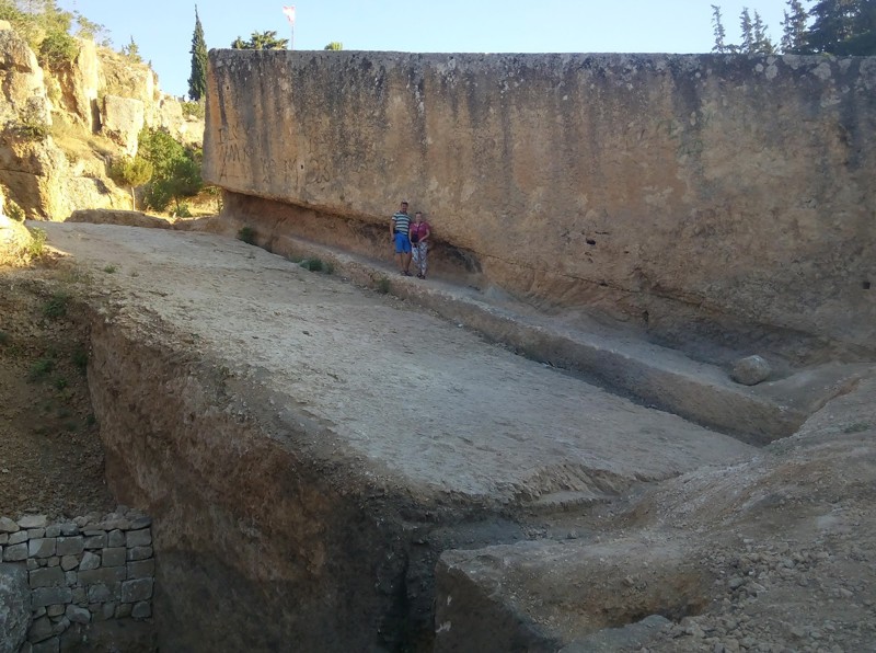 В Баальбеке откопали еще бОльшие мегалиты (до 2000 т) а Южный камень