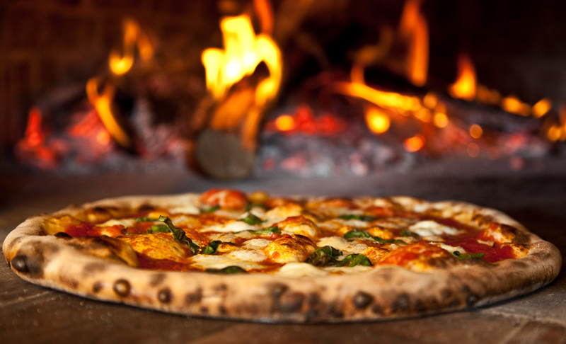 Наелись до отвала: грандиозный фестиваль пиццы в Неаполе
