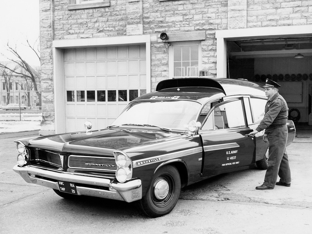 34. Pontiac Bonneville Military Ambulance by Superior '1963