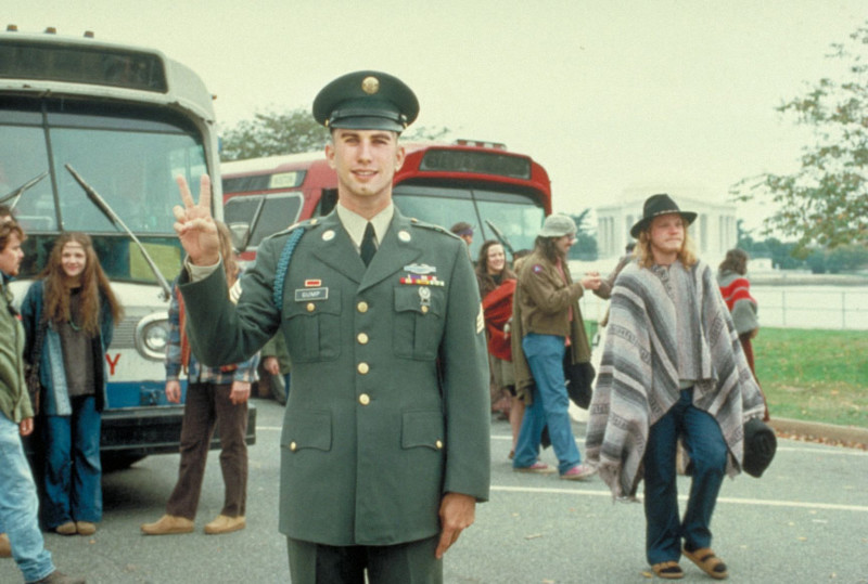 Джон Траволта в роли Фореста Гампа из одноимённого фильма.