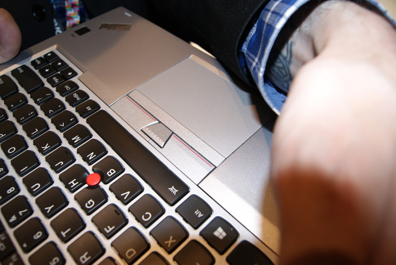 Тачпад с классическими кнопками в стиле ThinkPad. 