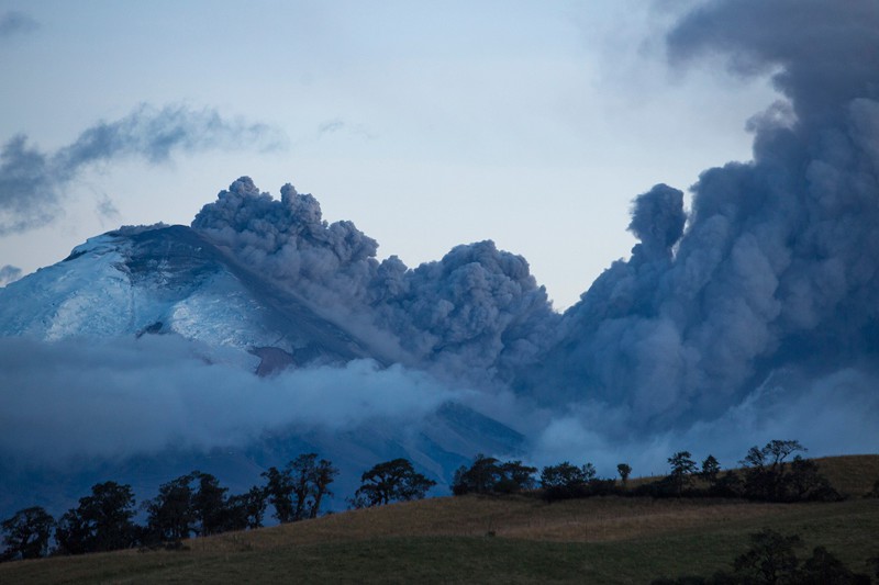 Как видят действующий вулкан люди, живущие поблизости от него