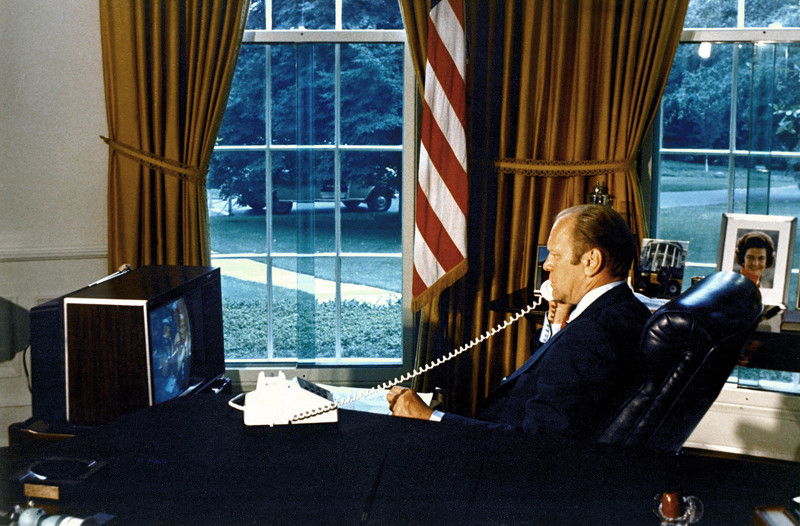 Президент Джеральд Форд разговаривает с членами американского экипажа в прямом эфире