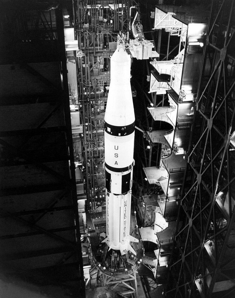 В 22 часа 50 минут с космодрома на мысе Канаверал запущен «Аполлон» (с помощью ракеты-носителя «Сатурн-1Б»).  Ракета-носитель «Сатурн-1Б» на пусковой установке.