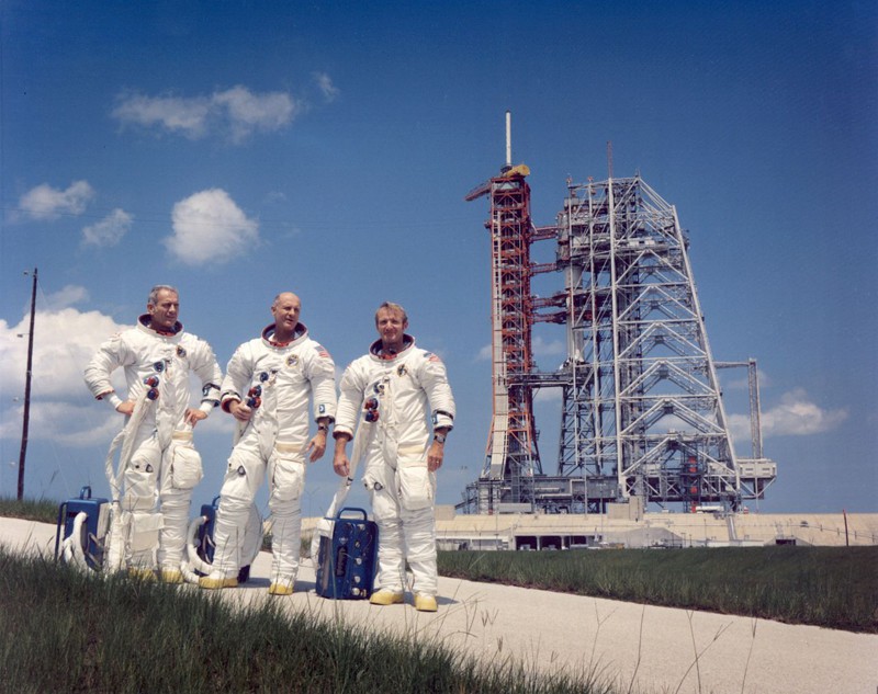 Экипаж «Аполлона» позирует возле «Сатурна-1Б» на площадке за день до старта.