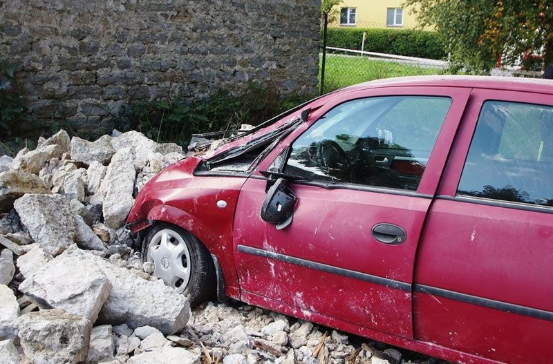 Упала каменная стена на машины