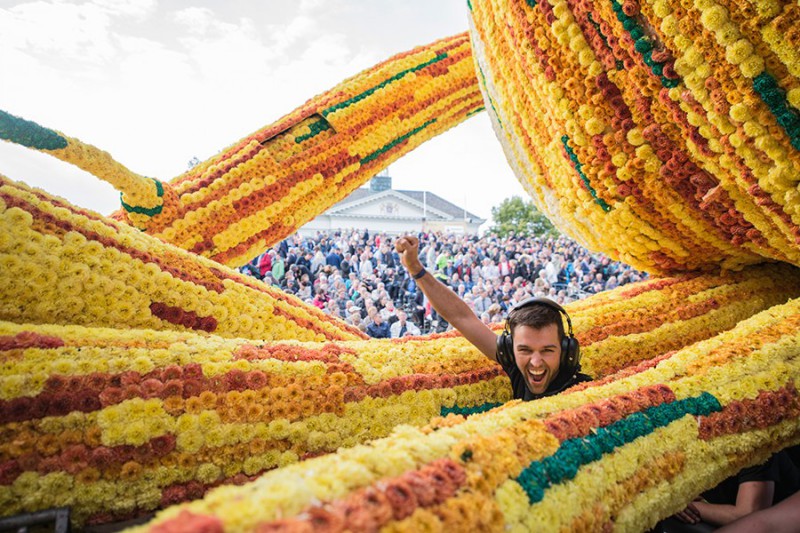Ежегодный парад гигантских цветочных скульптур прошел в Нидерландах
