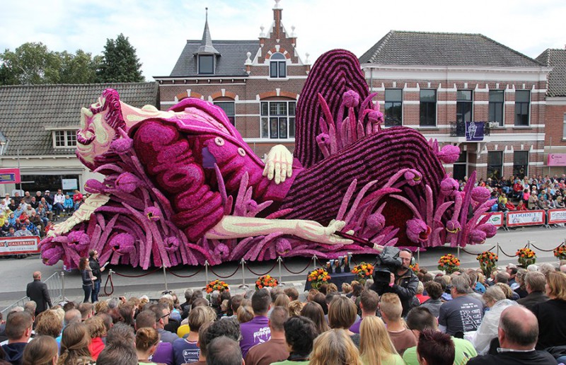 Ежегодный парад гигантских цветочных скульптур прошел в Нидерландах