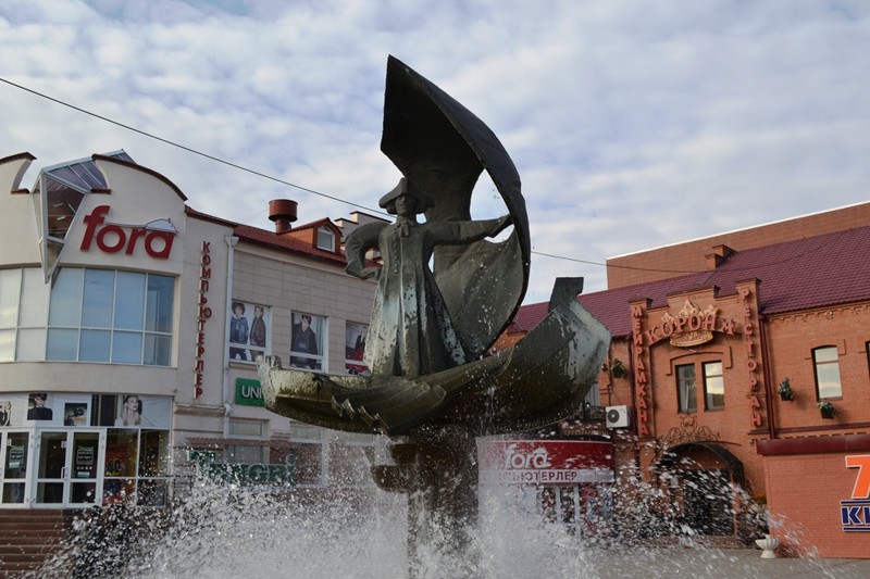 памятник основателю города Лихарёву