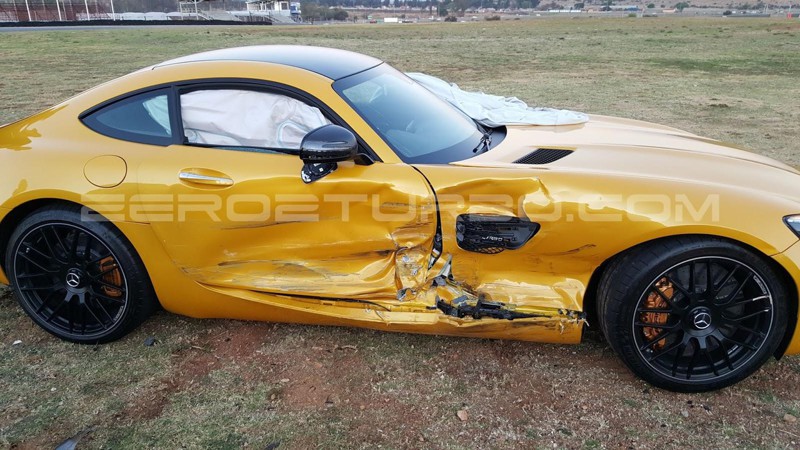 Криворукие сотрудники разбили два спорткара Mercedes AMG