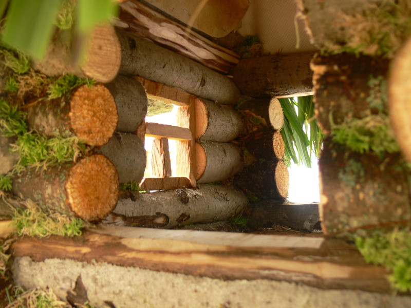 Декоративный домик-сруб на дачном участке своими руками