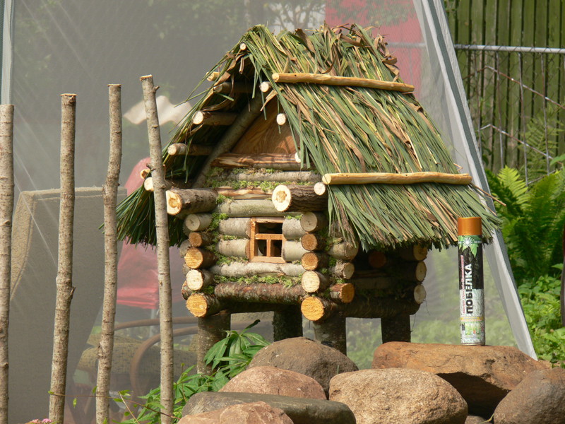 Декоративный домик-сруб на дачном участке своими руками