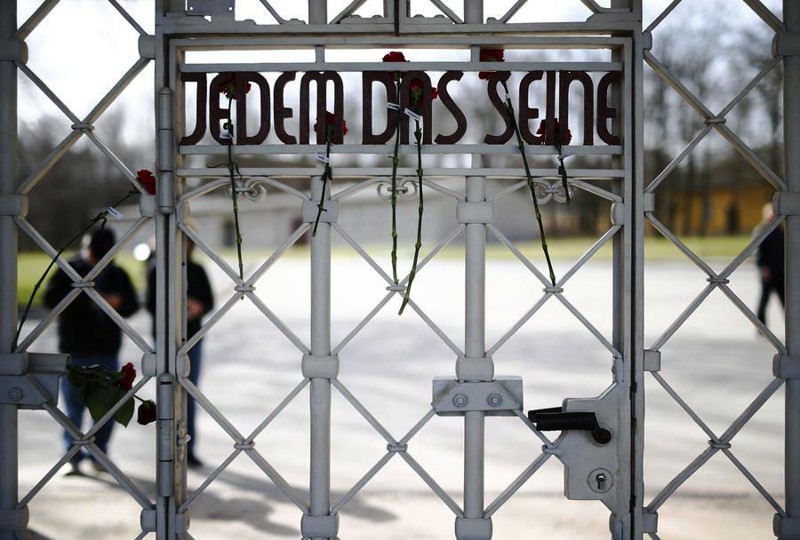 В Германии беженцев разместили в бараках Бухенвальда.