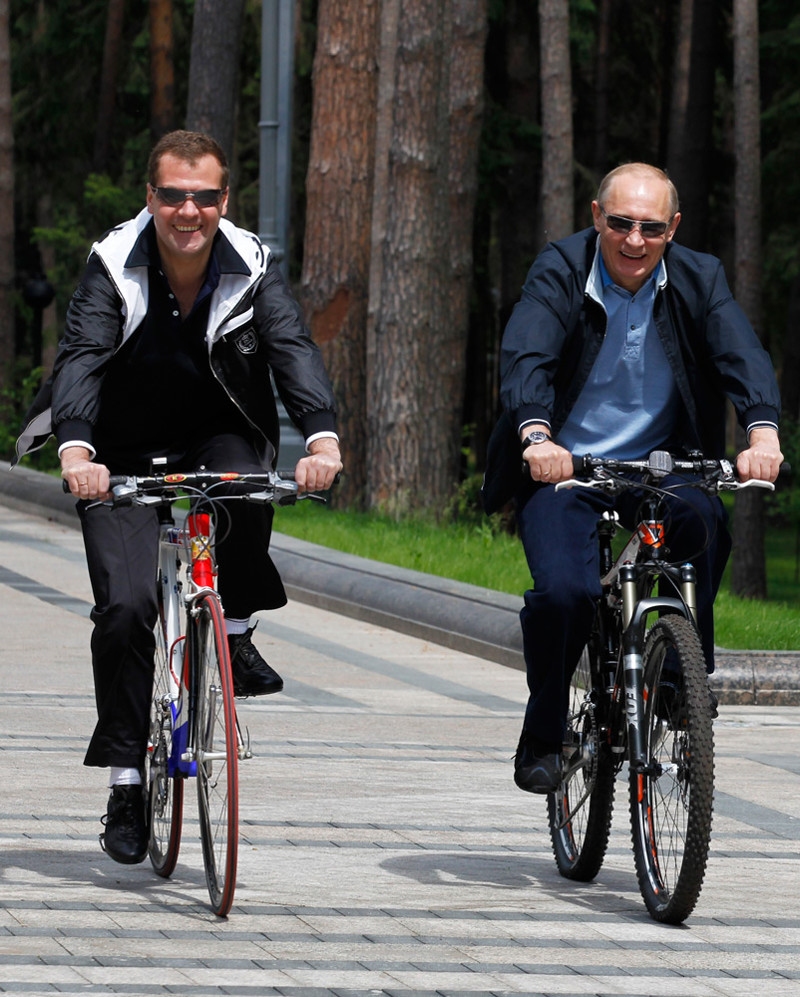 Дмитрий Медведев на велосипеде