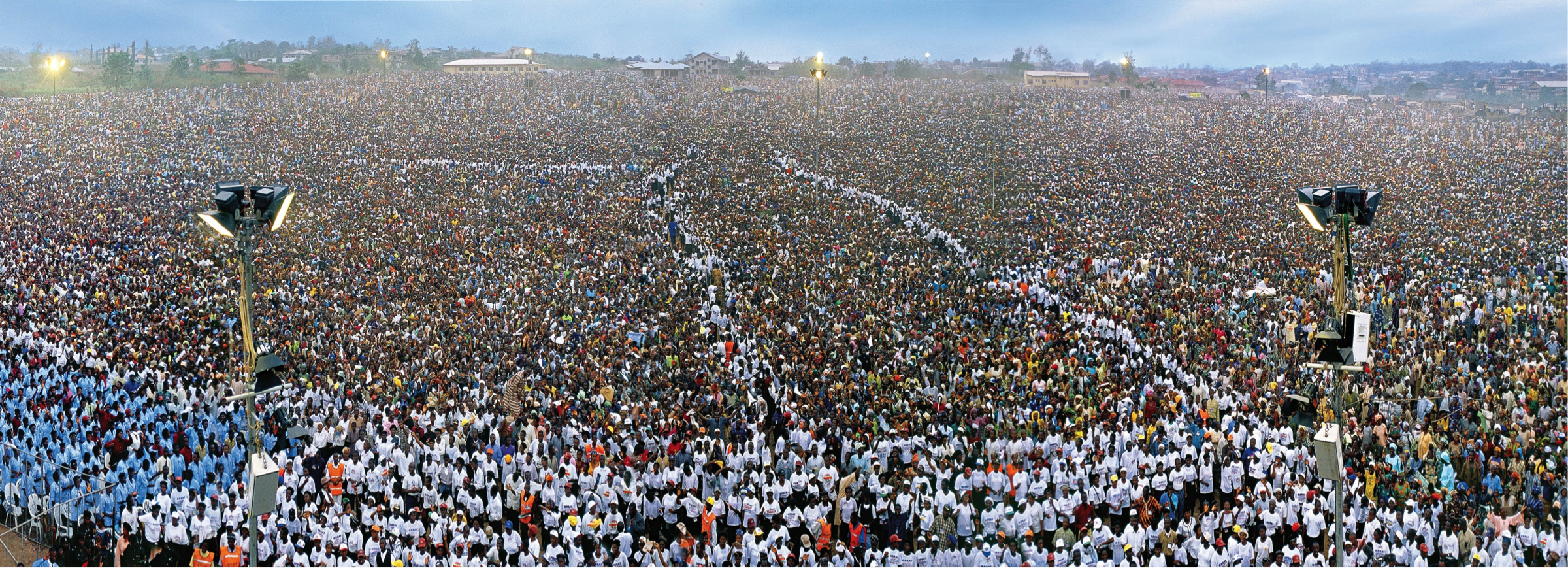 Большое количество людей это сколько. Рейнхард Бонке Крусейд. Миллион человек в одном месте. Огромная толпа людей. Толпа миллион человек.
