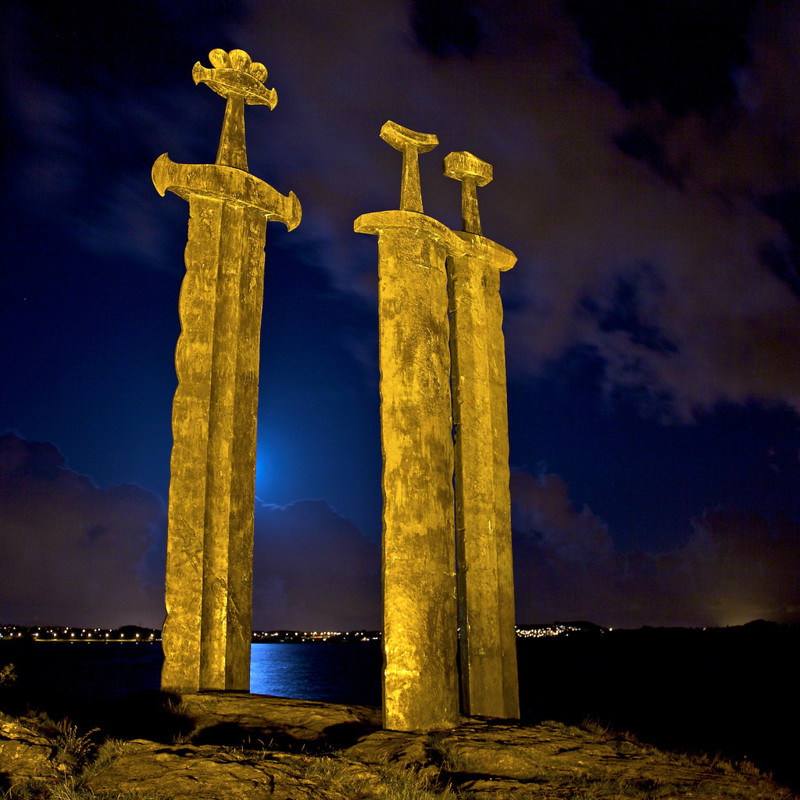 Монумент «Sverd i fjell» в Норвегии представляет собой три гигантских меча