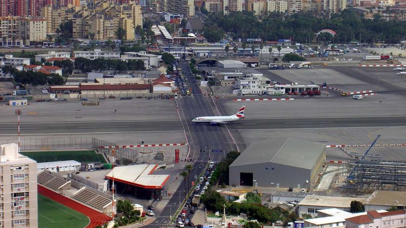 Взлетную полосу в Гибралтарском международном аэропорту пересекает автомобильное шоссе