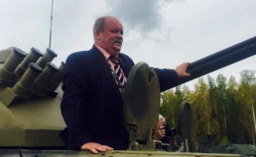 Депутат Госдумы Игорь Зотов застрял в люке танка на  выставке вооружен