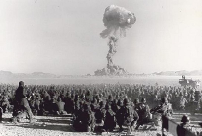 Американские войска в чистом поле наблюдают ядерный взрыв. Невада, 1951 г.
