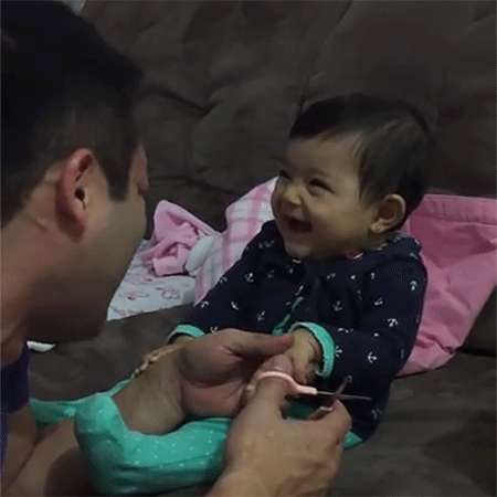 Папа пытается подстричь дочке ногти