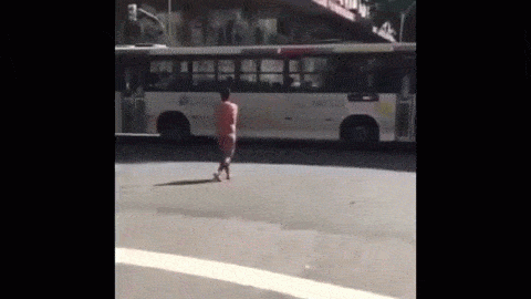 Сумасшедший на улицах города