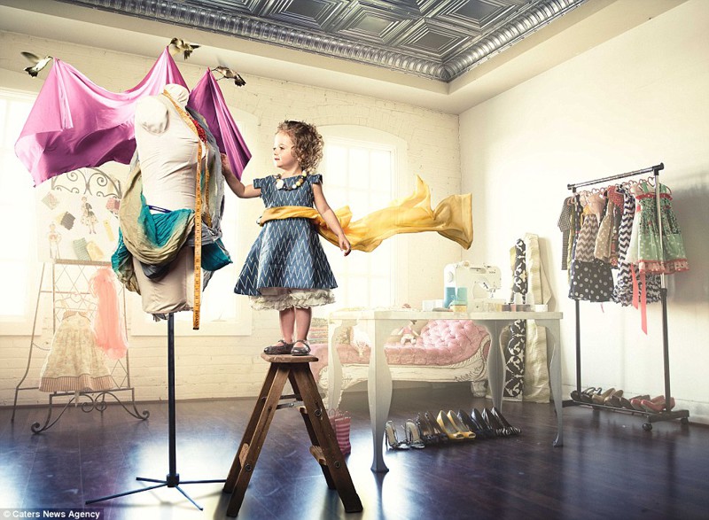 Двухлетняя Анника хочет быть дизайнером одежды