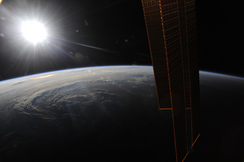 Захватывающие кадры с МКС, солнечный закат из космоса