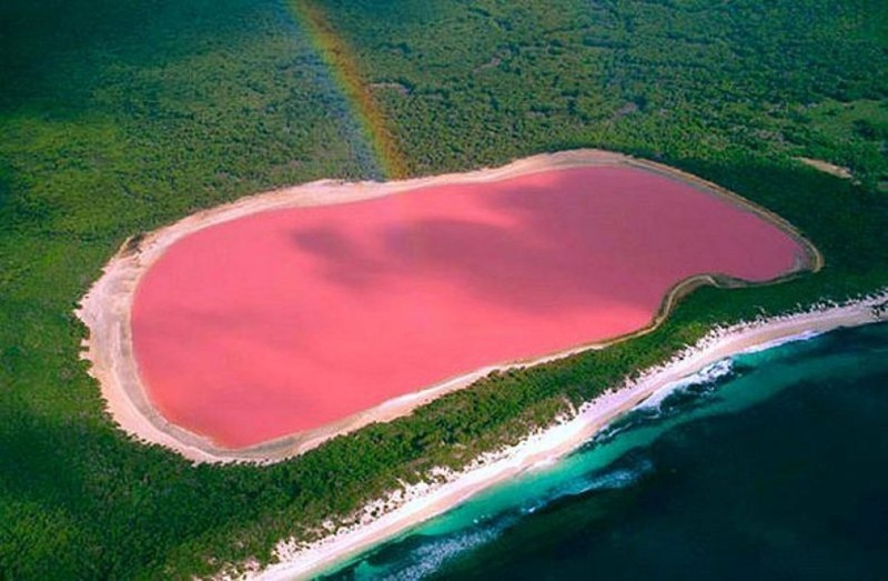 Озеро малинового цвета