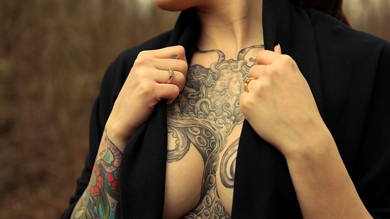 Татуировка как способ раздеть девушку 