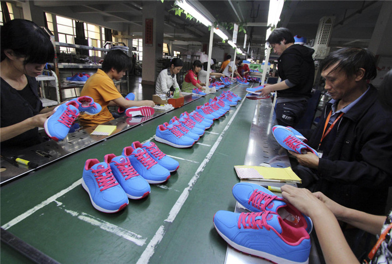 6. Обувь. 12.6 миллиардов пар. Это более чем 63 % мирового производства.