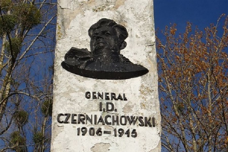 Генерал Черняховский-воин,герой,мужик! 