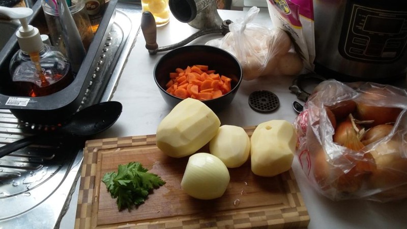 Лук, морковка, картошка, петрушка… Все это понадобиться.