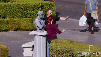 Застывшие скульптуры таят в себе опасность