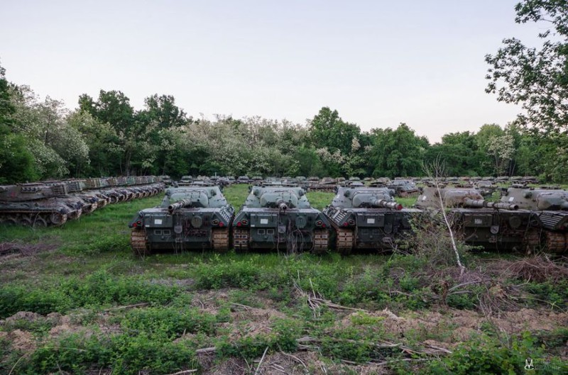Массивное кладбище танков где-то в Европе