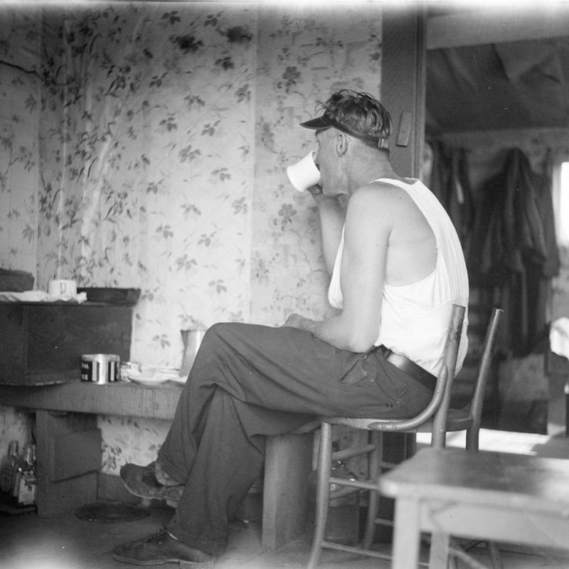 1936 год. Садовник в своей хижине в Портленде, штат Орегон.