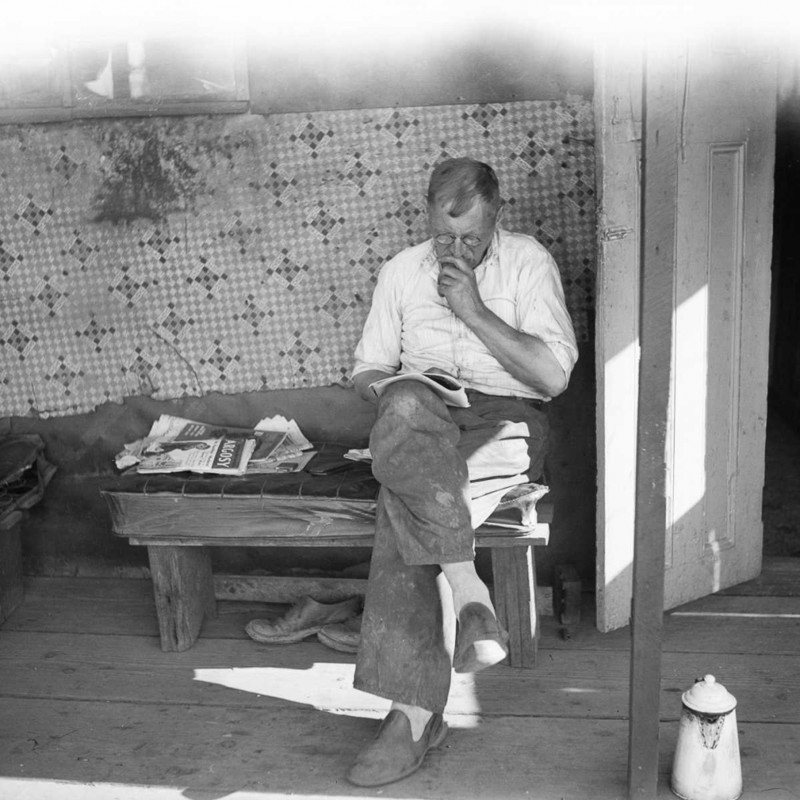 1936 год. Работник с частичной занятостью в своей лачуге под мостом Росс-Айленд в Портленде, штат Орегон.