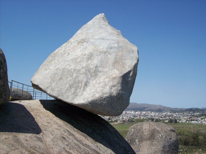 Камень, повисший на краю скалы