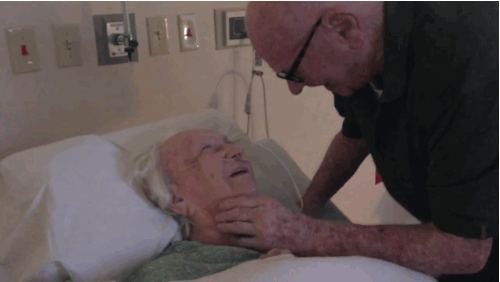 Пока смерть не разлучит нас: 92-летний ветеран Второй мировой войны поёт песню для умирающей жены