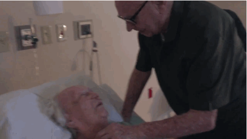 Пока смерть не разлучит нас: 92-летний ветеран Второй мировой войны поёт песню для умирающей жены
