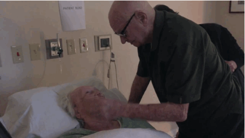 Пока смерть не разлучит нас: 92-летний ветеран Второй мировой войны поёт песню для умирающей жены