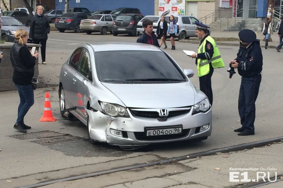 В Екатеринбурге машина вылетела на тротуар и сбила пешеходов