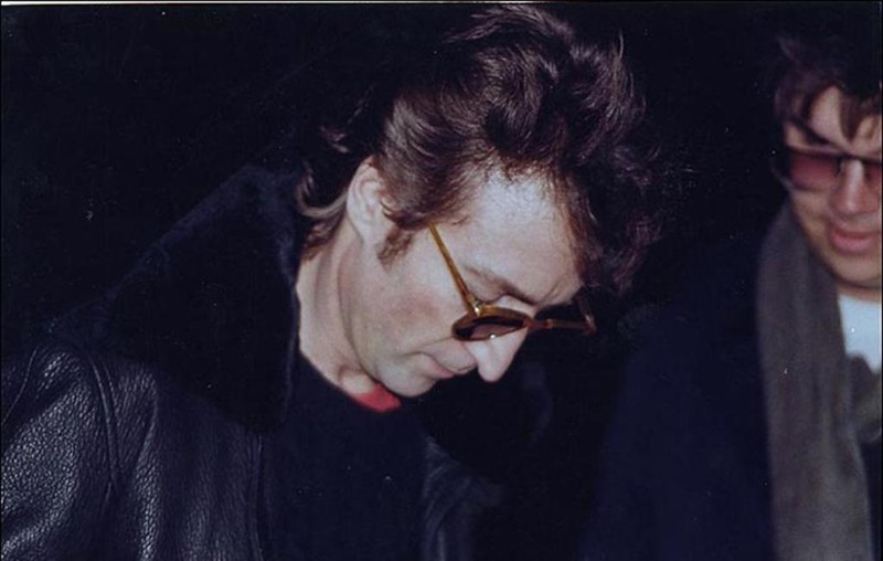 Джон Леннон (музыкант): убит 8 декабря 1980 года Марком Дэвидом Чепменом (на фото справа)