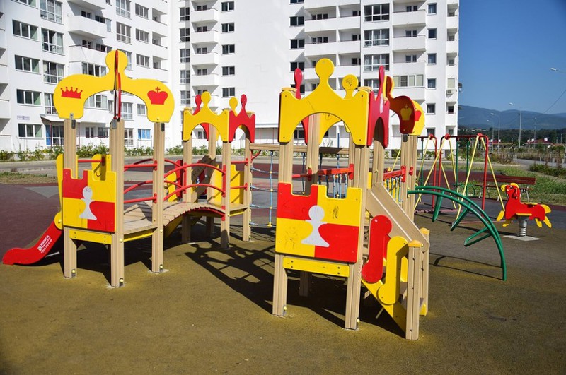 2 Дворы пустующих домов благоустроены детскими и спортивными площадками.