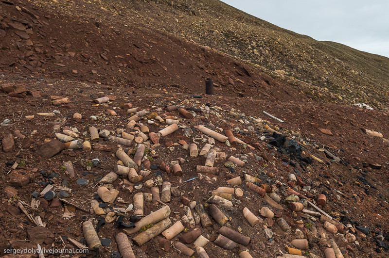 Каменные чушки остались ещё тех времён, когда в горе искали залежи угля: