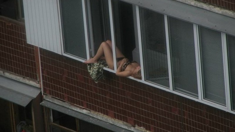 В случаях, когда крыша закрыта, девушки используют окно или балкон 