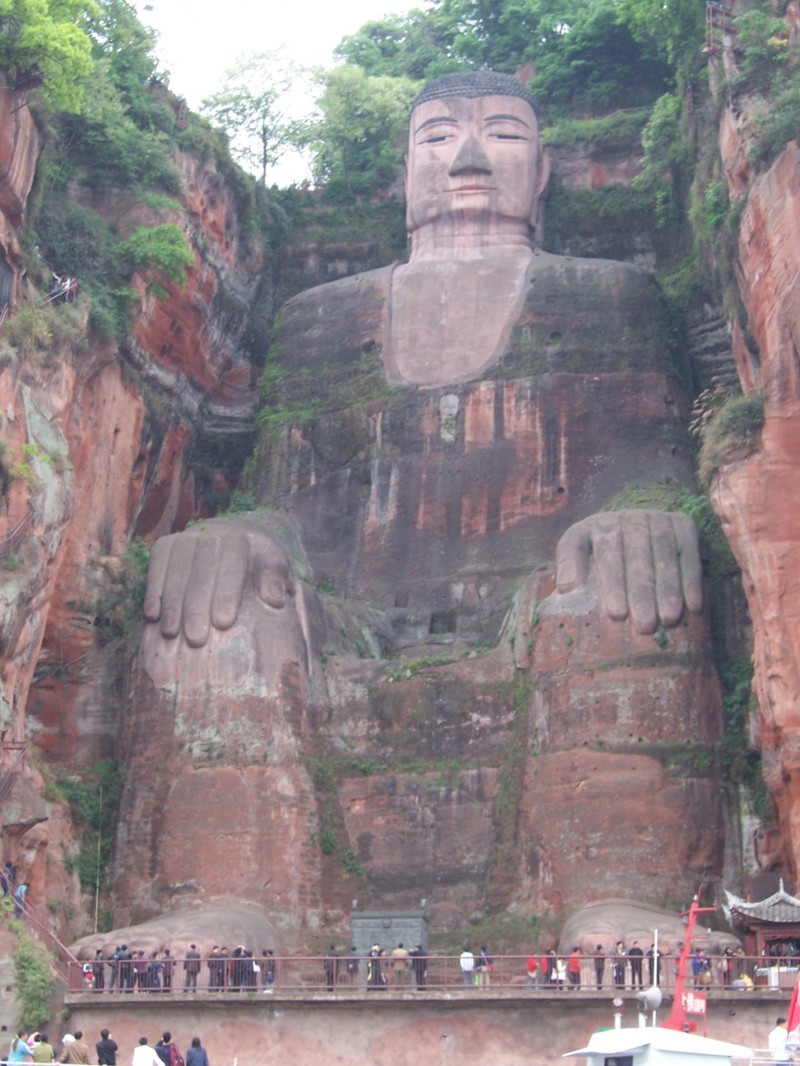 Огромные статуи, высеченные в горах