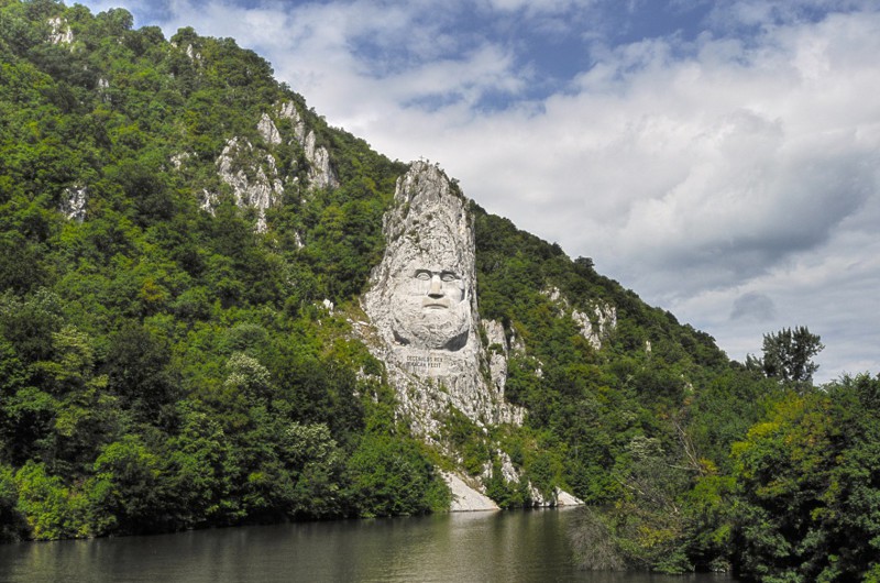 Огромные статуи, высеченные в горах